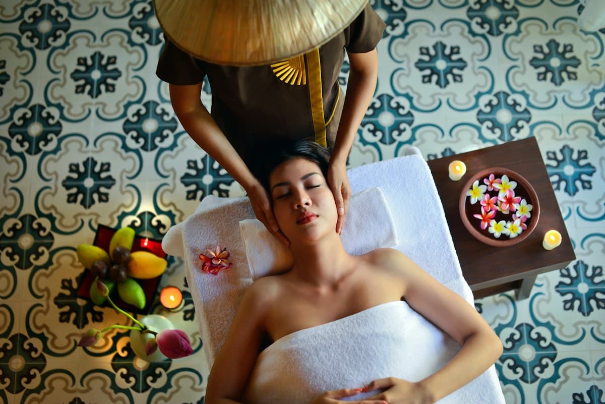 Kỹ thuật viên spa chăm sóc khách
